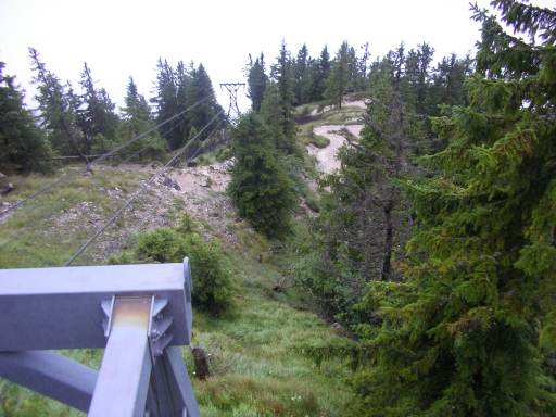 Blick nach unten auf die Material-Seilbahn