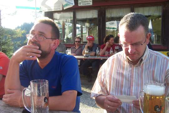 an der Kaindlh�tte, der Wanderf�hrer blickt auf den Scheffauer