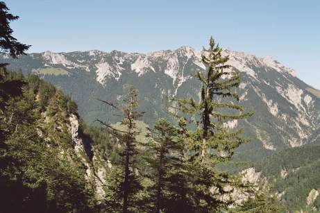 Blick auf den Zahmen Kaiser mit der Pyramidenspitze